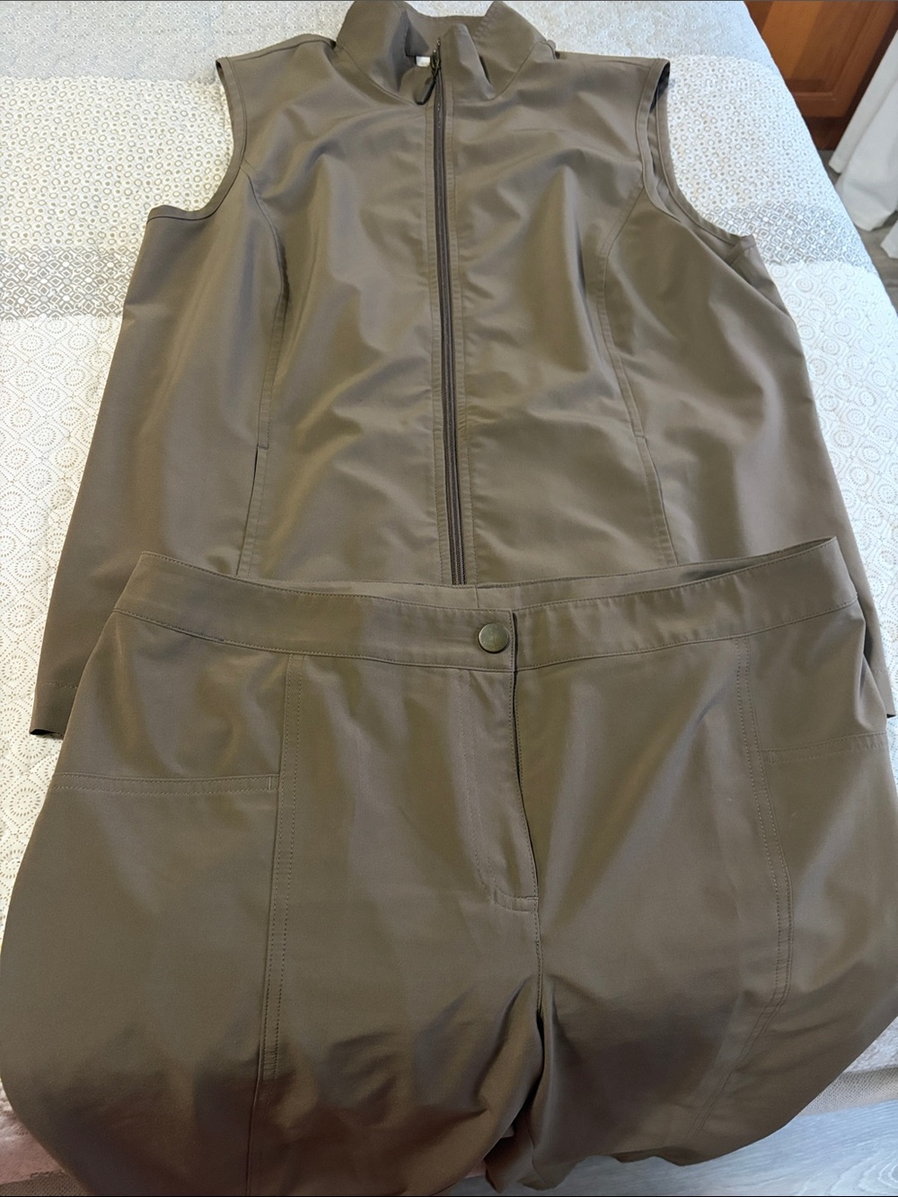 Vintage Weekends by Chicos Classic Olive Utility Vest & capri Set
